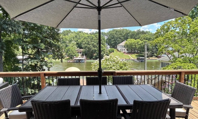 New London House | Perfect Lakefront Getaway on Badin Lake