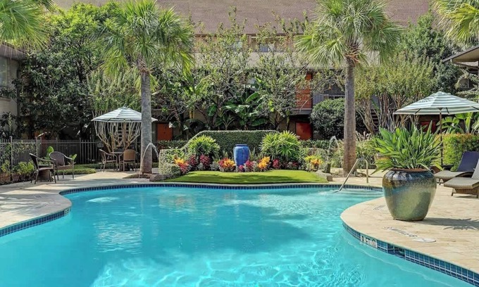 Uptown Condo | Perfect Location | 2BR 5 Min Walk to Galleria