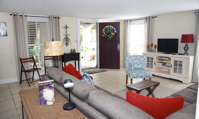 Lower Garden District Apartment | Perfect Location In the Lower Garden District. Off Street Parking.