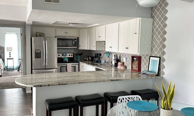 Bay Esplanade Condo | Perfect location, Large 850sf, sleeps 4, steps to beach