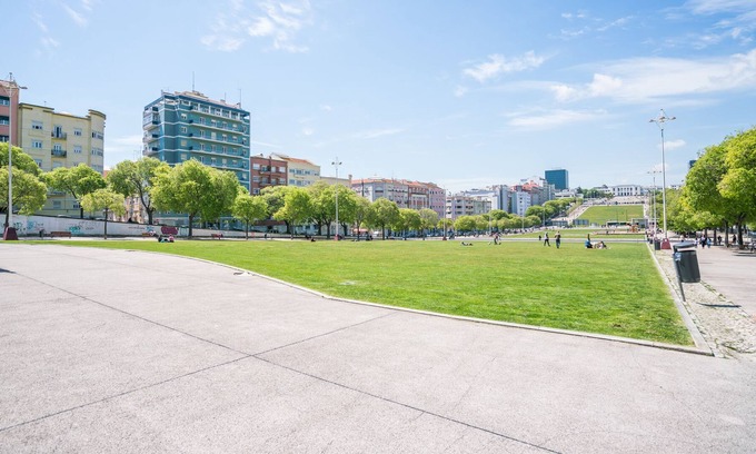 Sao Joao de Deus Apartment | Perfect Location Light Source