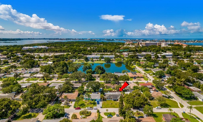 South Pinellas Community Council House | Perfect Location! Under 8 Mins to the beach. Family & small dog friendly 🐶 home