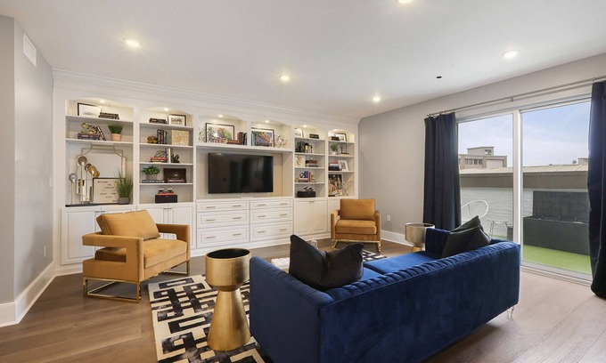 Central Business District Apartment | ⛳️ PERFECT PENTHOUSE! Downtown, Secluded Terrace PUTT-PUTT, PING PONG, OUTDOOR CHESS+CHECKERS!