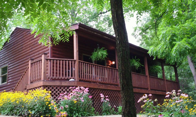 Clyde Cabin | Perfect Romantic Getaway for 2 with a Porch Overlooking Creek!