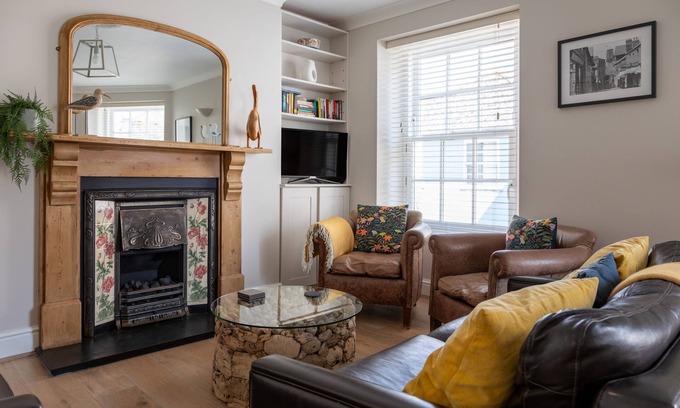 Salcombe Apartment | Perfect Salcombe Hideaway - Kings View, Fore Street, in the heart of Salcombe