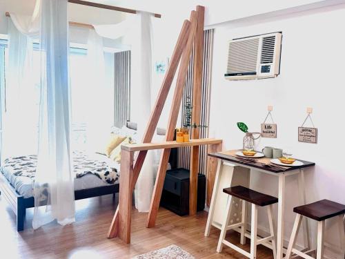 Poblacion District Apartment | Perfect Staycation at Abreeza Mall with Kitchen, Netflix, Resort-style Pool - Davao Stay Suites T2-815