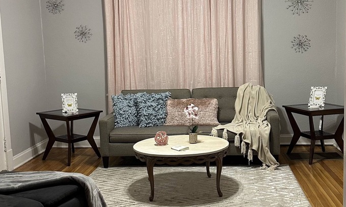 University City Apartment | Perfect unit for traveling professionals working in central St.Louis