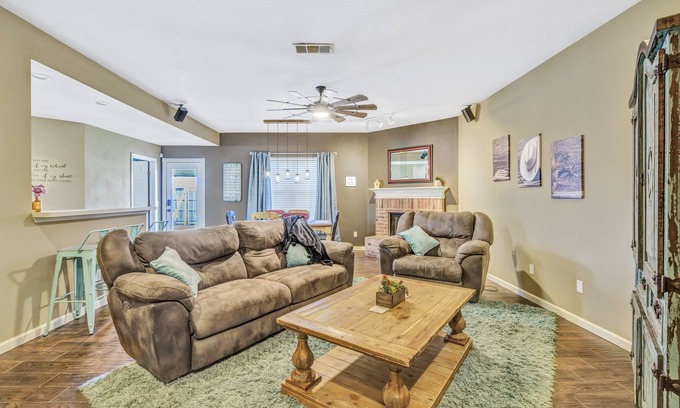 Wylie House | Perfect Wylie Getaway Mins to Historic Downtown!