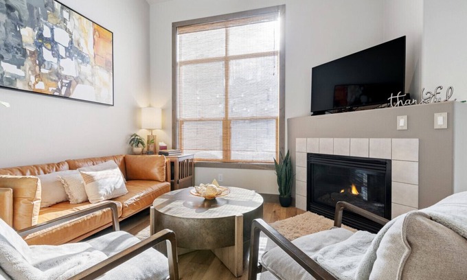 Edwards House | Perfectly Located 3 Bed 3.5 Bath Beautiful Townhome