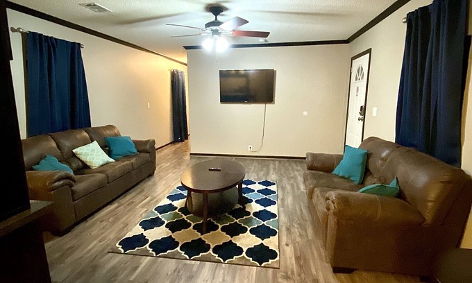 Sunshine House | Perfectly Located 3BR /2BA : 5 mins from Dow !