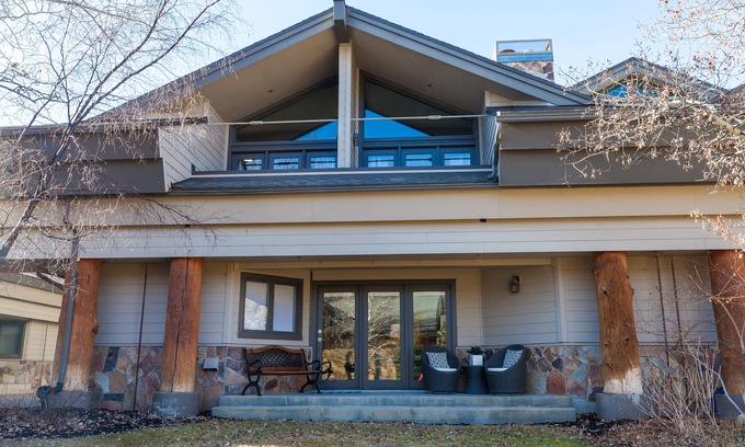 Deer Valley Condo | PERFECTLY LOCATED IN LOWER DEER VALLEY! WALK OR TAKE FREE SHUTTLE TO SKI RESORT