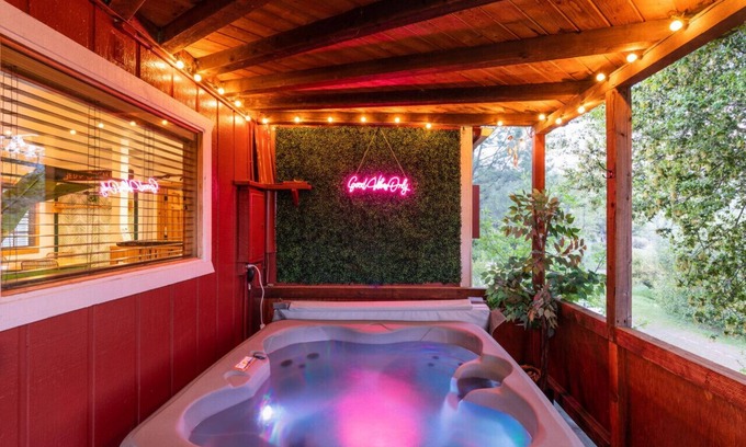 Oakhurst Cabin | Perfectly located Yosemite boho cabin with HOT TUB