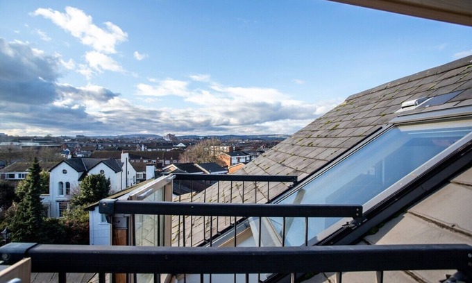 Plasnewydd Apartment | Perfectly Placed: Cozy Flat in the City's Heart