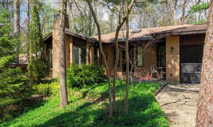 Grand Bend Cottage | Periwinkle Place- Close to the Beach in Southcott Pines!