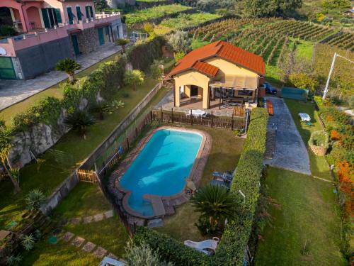 Pantai Apartment | Perla sul mare con piscina