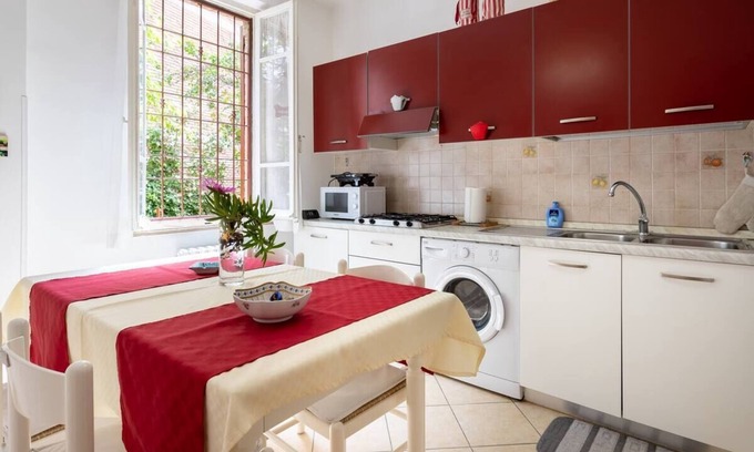 Perugia House | Perugia Centrale in Zona Super Servita in Città, Unica con Giardino e Posto Auto