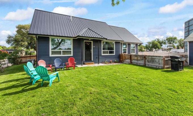 Montrose House | Pet & Family Friendly, Mountain Views, Downtown Montrose 20 Min to National Park