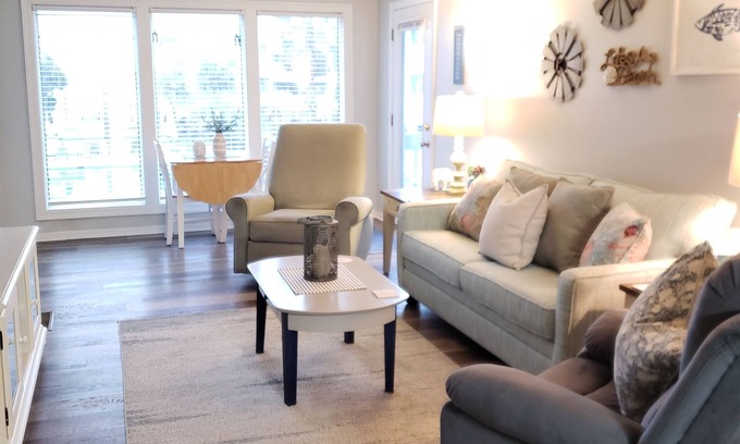 Gulf Shores Condo | PET FRIENDLY 2BD-2BA CONDO IN GULF SHORES JUST STEPS TO THE BEAUTIFUL BEACH!