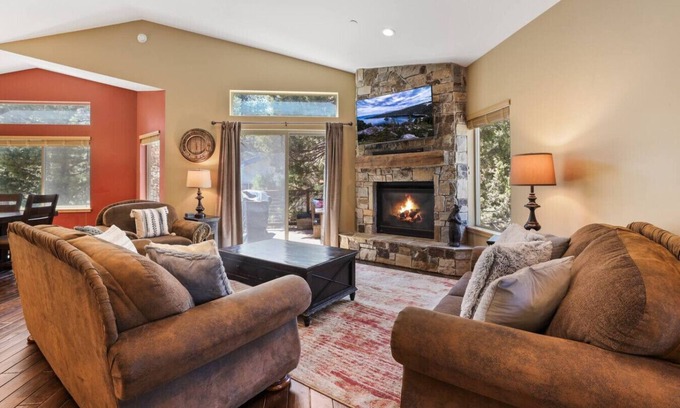 Tahoe Paradise Cabin | Pet-Friendly 4BR | Hot Tub & Fireplace | Sleeps 8