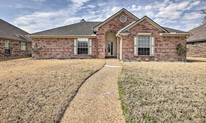 Allen House | Pet-Friendly Allen Home w/ Private Yard!