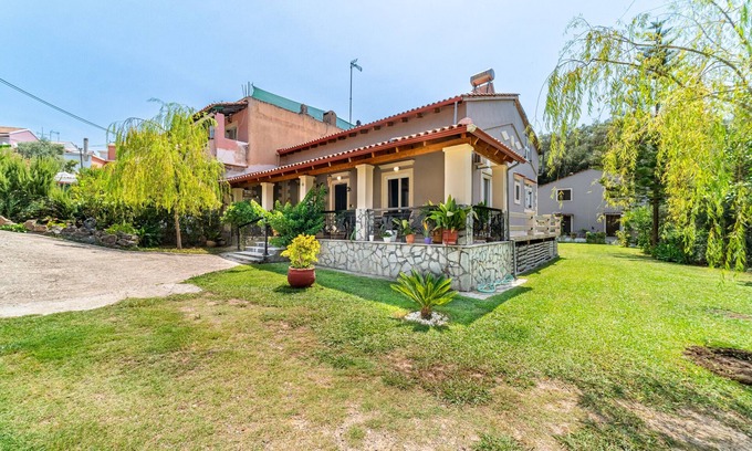 Chlomatiana Apartment | Pet-Friendly Apartment Giourgas House with Mountain View & Terrace