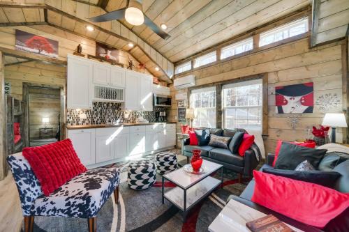 Broken Bow House | Pet-Friendly Broken Bow Cabin Hot Tub and Fireplace