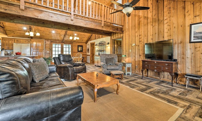 Pickens Cabin | Pet-Friendly Broken Bow Gem w/ Deck & Grill!