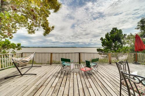 Checotah House | Pet-Friendly Checotah Home with Deck and Lake Views!