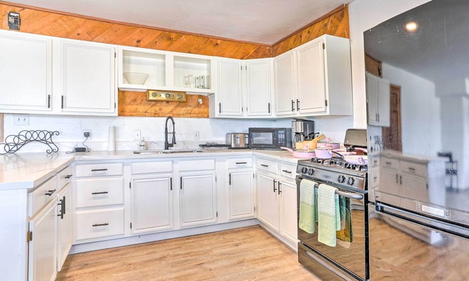 Chino Valley Cabin | Pet-Friendly Chino Valley Cabin w/Game Room!