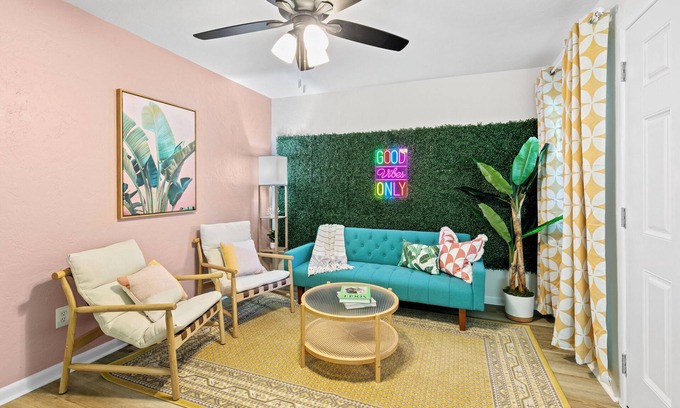 Gainesville Condo | Pet-Friendly CLEAN King Bed Retreat Near UF, Stadium, DT & Shands
