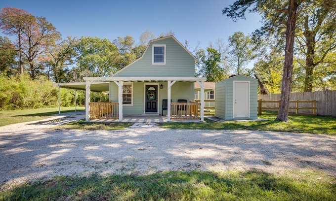 College Park House | Pet-Friendly Conroe Hideaway w/Porch & Fire Pit