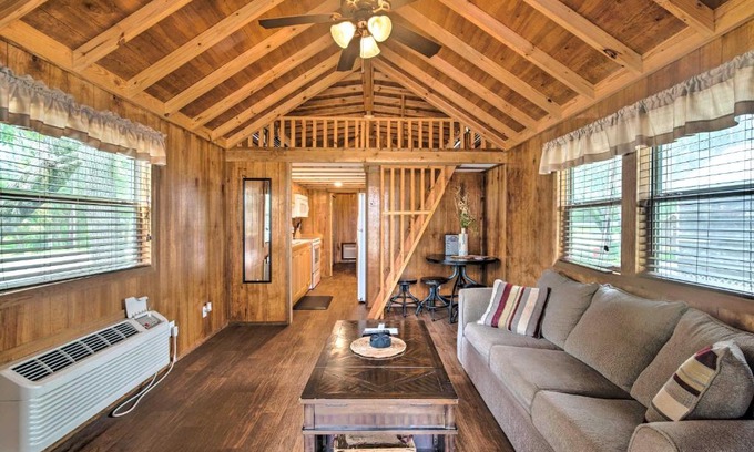 Steinhatchee House | Pet-Friendly Cottage Unit 7, Screened Porch!