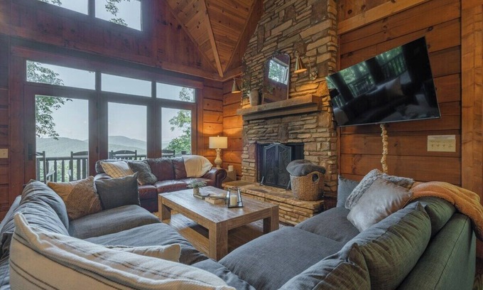 Morganton Cabin | Pet-Friendly Cozy Cabin w/Long Range Mtn Views