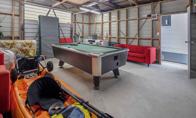 One Tree Point House | Pet-Friendly Deck Retreat w/Marina Views!