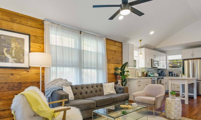 East Cesar Chavez House | Pet-Friendly East Cesar Chavez Home Near Downtown!