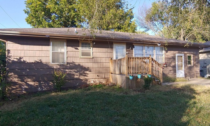 South Kansas City House | Pet friendly & EV charger 3 bed room house