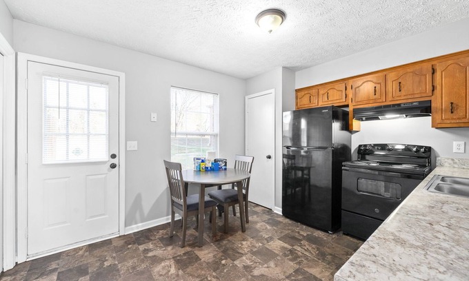 Clarksville House | Pet friendly, Exit 1- Monthly discount
