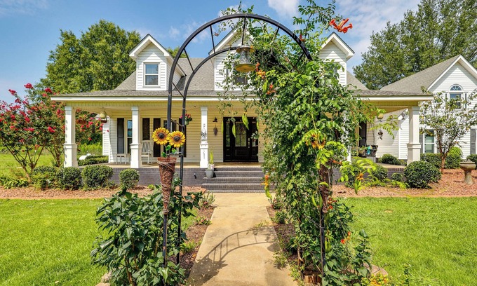Falkville House | Pet-Friendly Falkville Home on a Working Farm!