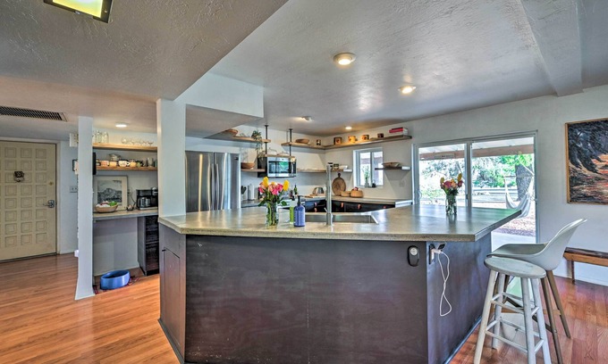 Cottonwood-Verde Village Cottage | Pet-friendly Gem w/Treehouse: 20 Mi to Sedona