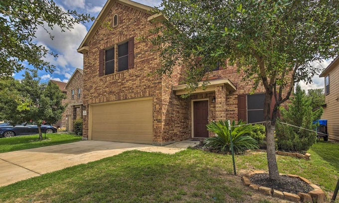 Heritage House | Pet-Friendly Getaway w/ Yard ~ 4 Mi to Seaworld!