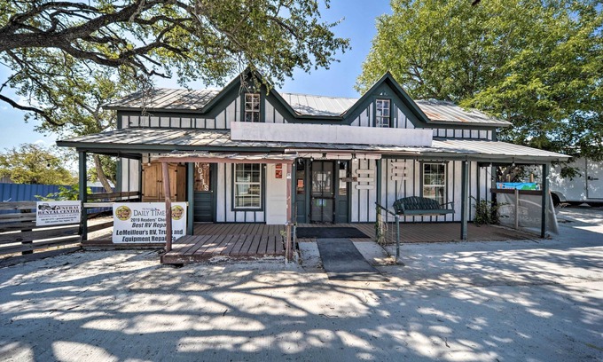 Harper Cottage | Pet-friendly Harper Farmhouse w/Large Deck!
