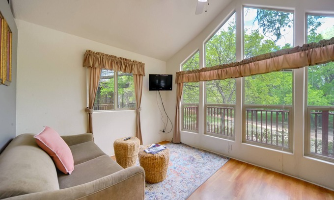 Fredericksburg Cabin | Pet-Friendly Hill Country Cabin w/Shared Hot Tub!