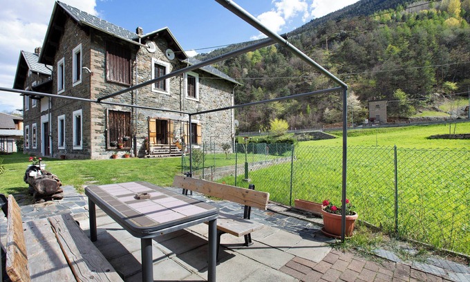 Runaz Apartment | Pet Friendly Holiday Apartment 'Casa Tua' with Mountain View, Garden & Terrace