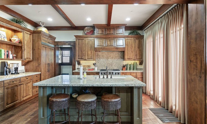 Tuhaye House | Pet friendly home in Tuhaye, luxury home office, private hot tub, fire table