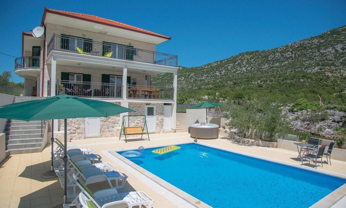 Rastovac House | Pet friendly home in Zagvozd with WiFi