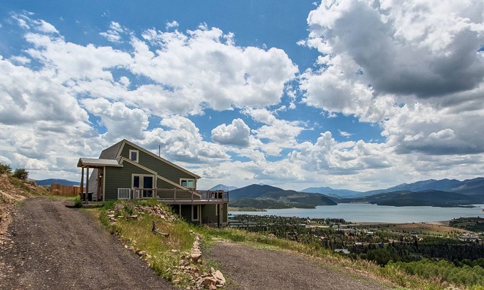 Silverthorne House | Pet Friendly, Hot Tub, Close proximity to ski resorts