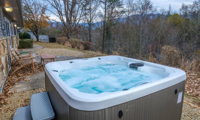 Gatlinburg - Pigeon Forge Cabin | Pet Friendly, Hot Tub & More! - Big Oak Hideaway