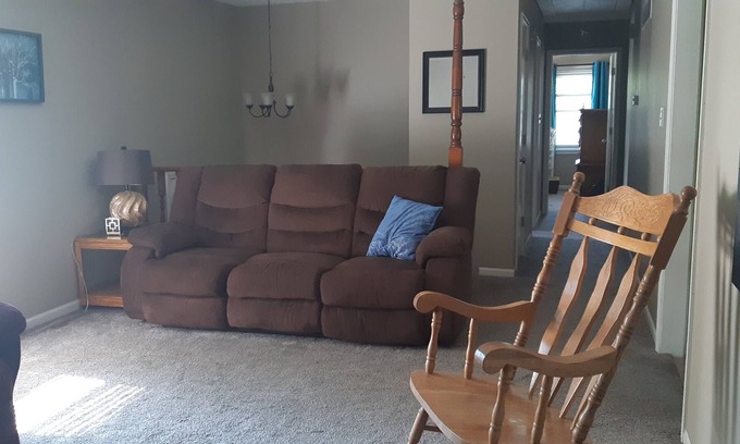 Lee's Summit House | Pet-friendly House with a Beautiful Yard