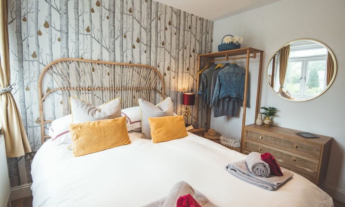 Stoke Fleming Apartment | Pet-friendly Kid-friendly Duplex Apartment Private Terrace, Parking, & Sea-views