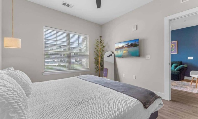 Southeast Orlando Apartment | Pet-Friendly King condo | Pool, Gym, near Parks